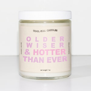 Ältere Wiser Heißer denn je Kerze | Bester Freund Geschenk für Sie | Geburtstagsgeschenk | Geburtstagskerze |  Ästhetisches Dekor | Lustiges Geburtstagsgeschenk