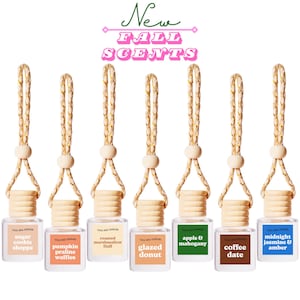 Puede incluir: Conjunto de ocho ambientadores de coche con tapas de madera y cordones beige. Las fragancias son: tienda de galletas de azúcar, gofres de praliné de calabaza, malvavisco tostado, donut glaseado, manzana y caoba, café con dátiles, jazmín de medianoche y ámbar.