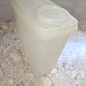 Vintage Tupperware Store & Pour Cereal Keeper #469