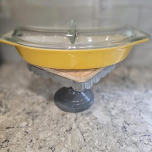Vintage PYREX Yellow 1 1/2 Qt Divided Baking Dish with Lid