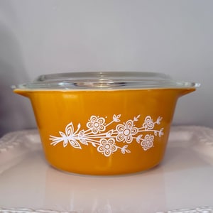 Vintage Pyrex #473-B Butterfly Gold 1.5 L Oval Casserole with Clear Glass Lid – 1970s Ovenware.