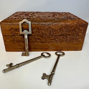 Antique Skeleton Keys, Key Lot, Vintage Keys, Iron Keys, 1900s, Skeleton Key Pendent.