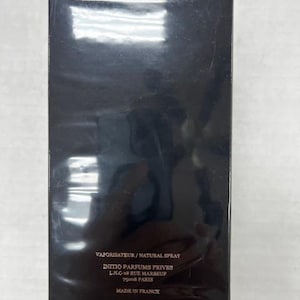 Puede incluir: Caja rectangular negra con texto blanco que dice "VAPORISATEUR/NATURAL SPRAY", "INITIO PARFUMS PRIVES", "LN.C-18 RUE MARBEUF", "75008 PARIS" y "MADE IN FRANCE".