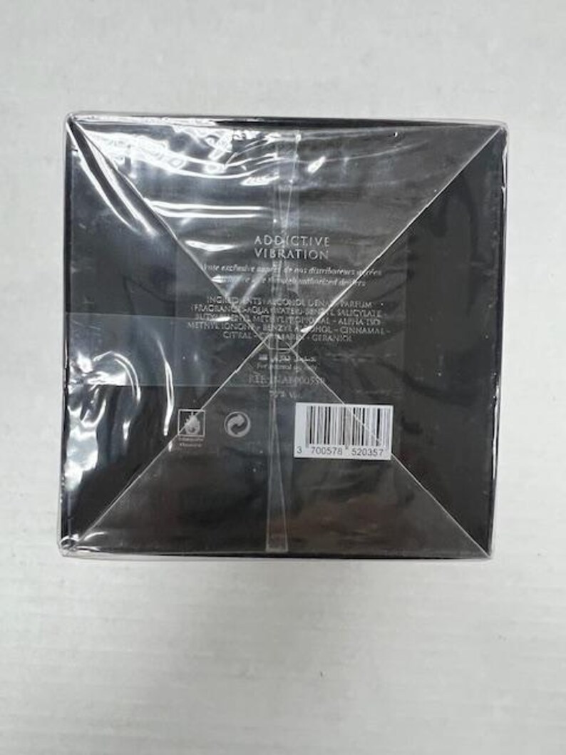 Puede incluir: Una caja negra con una cubierta de pl&aacute;stico transparente. La caja contiene una botella de perfume con el nombre "Addictive Vibration" impreso en la parte delantera. Los ingredientes est&aacute;n listados en la parte posterior de la caja.