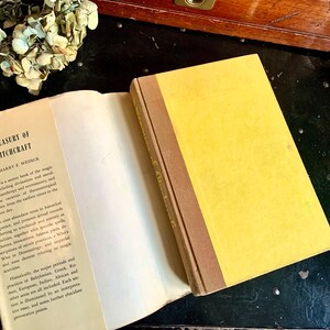 Puede incluir: Un libro de tapa dura amarillo titulado "Treasury of Witchcraft" de Harry E. Wedeck. El libro est&aacute; abierto en la primera p&aacute;gina, revelando texto sobre la historia y la pr&aacute;ctica de la brujer&iacute;a.