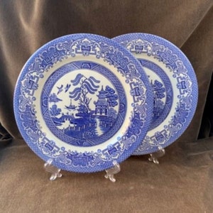Set of two Vintage EIT England Blue Willow Ironstone Dinner Plates