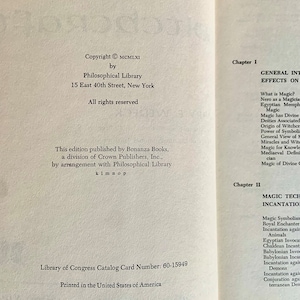 Puede incluir: Un libro titulado "Magic: Its Techniques and Effects" de Philosophical Library. La portada del libro es blanca con texto negro. La fecha de copyright es 1961. El libro trata sobre la historia y las t&eacute;cnicas de la magia.