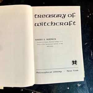 Puede incluir: Un libro titulado "Treasury of Witchcraft" de Harry E. Wedeck, profesor de Cl&aacute;sicas en el Brooklyn College, N.Y. Miembro del Instituto Internacional de Artes y Letras. Publicado por Philosophical Library, Nueva York.