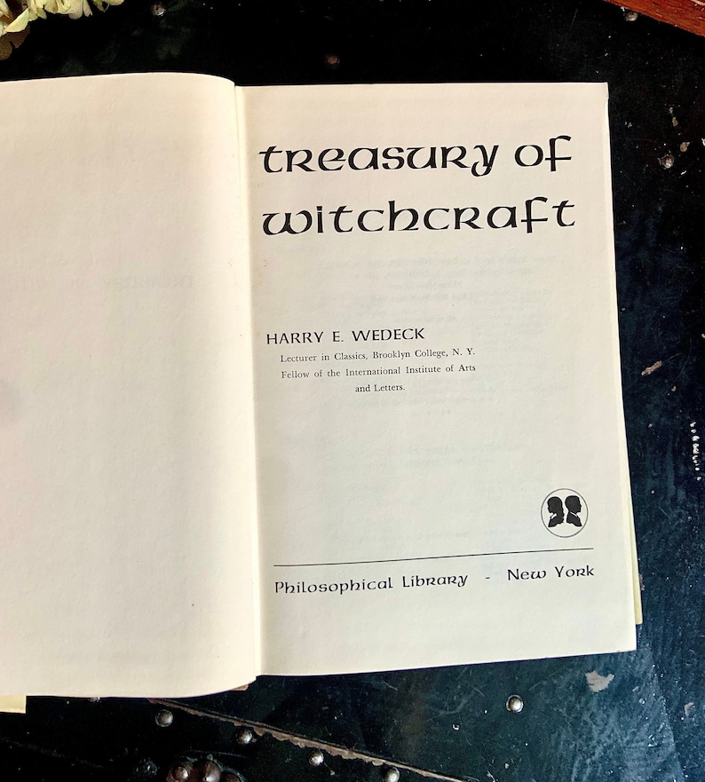 Puede incluir: Un libro titulado "Treasury of Witchcraft" de Harry E. Wedeck, profesor de Cl&aacute;sicas en el Brooklyn College, N.Y. Miembro del Instituto Internacional de Artes y Letras. Publicado por Philosophical Library, Nueva York.