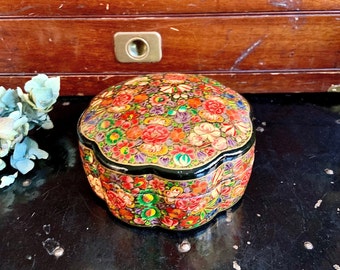 Kashmir Handmade Lacquered Paper Mache Trinket/Decorative Box with Scalloped Edges