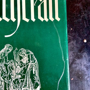 Puede incluir: Un libro verde con la palabra "Witchcraft" impresa en blanco en la portada. La portada tambi&eacute;n presenta una ilustraci&oacute;n en blanco y negro de tres personas de pie alrededor de un caldero.