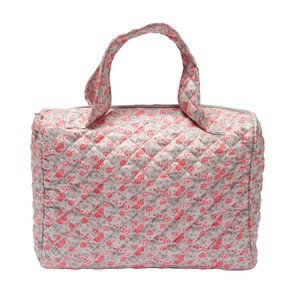 K&ouml;nnte beinhalten: Eine graue gesteppte Reisetasche mit einem rosafarbenen Blumenmuster. Die Tasche hat einen einzigen oberen Griff und einen Rei&szlig;verschluss.