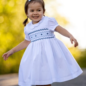 Vestido Liberty para niña con fruncido a mano blanco / Vestido de retrato / Vestido de boda de playa / Vestido con volantes / Vestido de primavera / Vestido con volantes / Vestido de verano