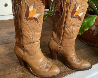 Vintage Dan Post, 5 M, Westernstiefel mit Absatz, Blumenmuster, Modeferse, Mandelspitze, Wadenmitte, Braun Gelb