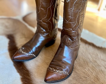 Vintage Tony Lama Damen Western Stiefel | Größe 6 | Vollmilchschokoladenbraun mit weißer Naht | Mitte der Wade, spitze Kappe, schräge Ferse