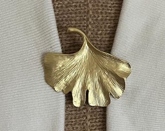 Trui clips ginkgo vest sluiting gouden trui clip bladeren jurk clip jas sluiting minimalistische sieraden verjaardagscadeau voor haar Fabulici