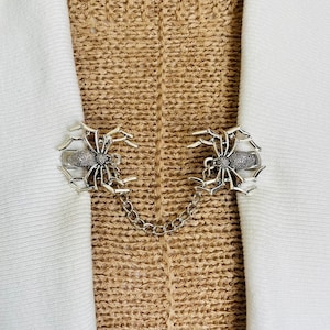 Sweater Clips Spider Clip for Sweater Clip Shawl Clasp Cardigan Clasps Halloween Jewelry Chain Cosplay Clips Cloak Fasteners Gift for Her