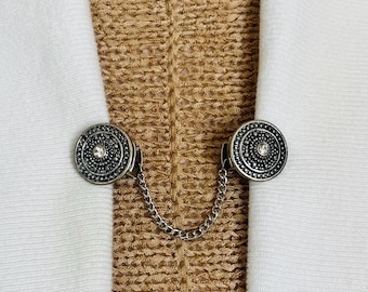 Sweater Clips Silver Rhinestone Sweater Clip Cardigan Clips Chain Sweater Guard Cosplay Fastener Cinch Clip Birthday Gift for Her Fabulici