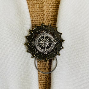Porte-lunettes Porte-lunettes de soleil Porte-badge Clip pour chandail Porte-badges Porte-badge pour carte d'identité d'infirmière Boussole Bijoux Cadeau pour elle par Fabulici