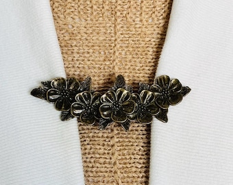 Sweater Clips Bronze Floral Cardigan Clasp Sweater Clip Flower Kimono Clasps Cosplay Clips Cloak Fasteners Cinch Clip Gift for Her Fabulici