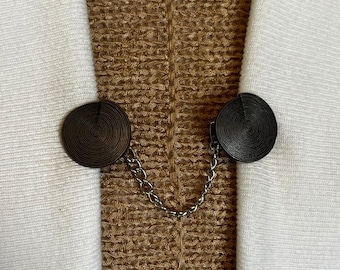 Clips para suéter, cadena plateada, broche tribal para cárdigan, broches celtas para kimono, protector de suéter plateado, regalo para ella de Fabulici