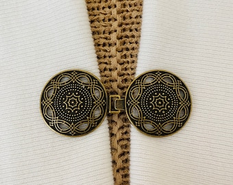 Clips para suéter, medallón de bronce celta, clip para suéter, clip para vestido, ajustador, broche para cárdigan, clips para kimono, regalo de cumpleaños para ella de Fabulici.
