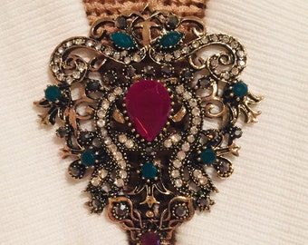 Presilhas para suéter, fecho de cardigã com flor gótica vermelha, presilhas para cosplay, presilhas para medalhão, fechos para capa, joias góticas, presente para ela da Fabulici