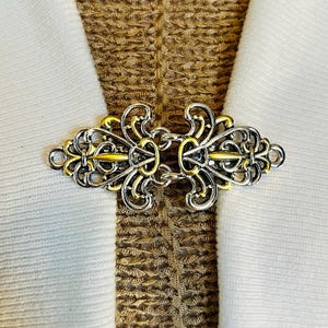 Fermaglio per cardigan celtico floreale in argento dorato, fermagli per kimono, fermagli per kimono, fermagli per mantello, regalo per lei di Fabulici