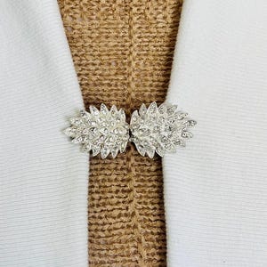 Fermagli per maglioni Fermagli per maglioni floreali in argento con cristalli di strass Fermagli per mantello Fermagli per cosplay Gioielli Regalo Regali per lei di Fabulici