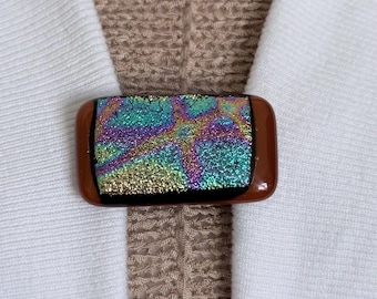 Clips para suéter, clip para cárdigan con cabujón, protector de suéter azul, clip de ajuste morado, clip para vestido de vidrio fusionado, estilo artesanal, regalo de cumpleaños único para ella.