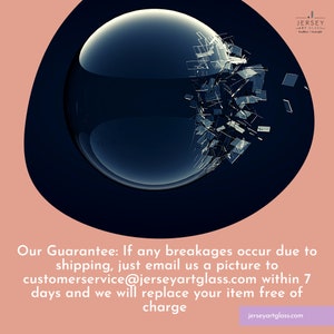 Puede incluir: Una esfera de vidrio rota sobre un fondo rosa y negro. El texto "Our Guarantee: If any breakages occur due to shipping, just email us a picture to customerservice@jerseyartglass.com within 7 days and we will replace your item free of charge" se muestra debajo de la esfera. El texto "jerseyartglass.com" se muestra en la parte inferior de la imagen.