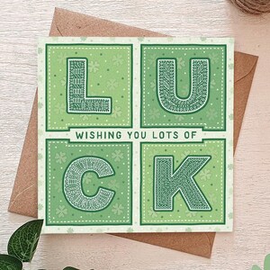 Carte porte-bonheur / Carte porte-bonheur typographique / Carte porte-bonheur verte trèfle à quatre feuilles / Cartes porte-bonheur écologiques / Nous vous souhaitons beaucoup de chance