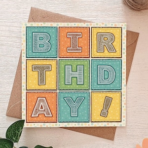 Carte d'anniversaire typographique colorée unique pour lui, carte de voeux géométrique amusante et réfléchie, carte d'anniversaire inhabituelle et écologique multicolore