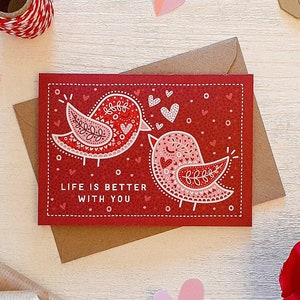 Jolie carte d'anniversaire de tourtereaux rouges / La vie est meilleure avec vous / Cartes de Saint-Valentin respectueuses de l'environnement / Cartes d'anniversaire romantiques / Vierges