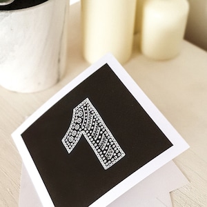 Carte de 1er anniversaire noir et blanc unique, carte de premier anniversaire monochrome moderne pour bébé, carte de premier anniversaire à motifs typographiques audacieuses