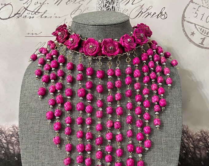 Necklace with flower and palm barrels with earrings