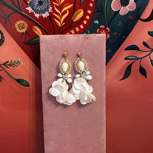 Boucles d'oreilles en fil de fer ornées de fleurs en soie