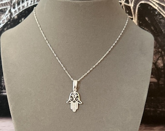 chain with Hand of Fatima pendant