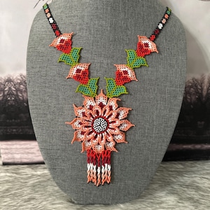 Set met bloemblaadjes ketting en oorbellen