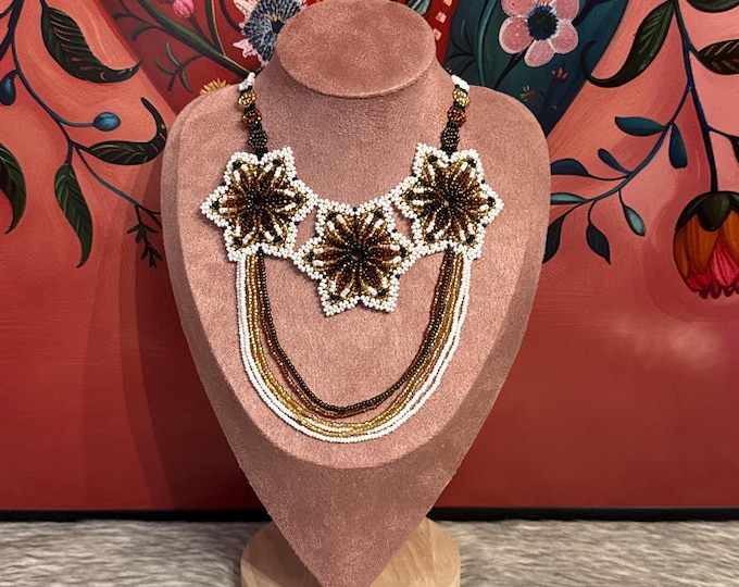 Necklace and earrings set with 3 flowers