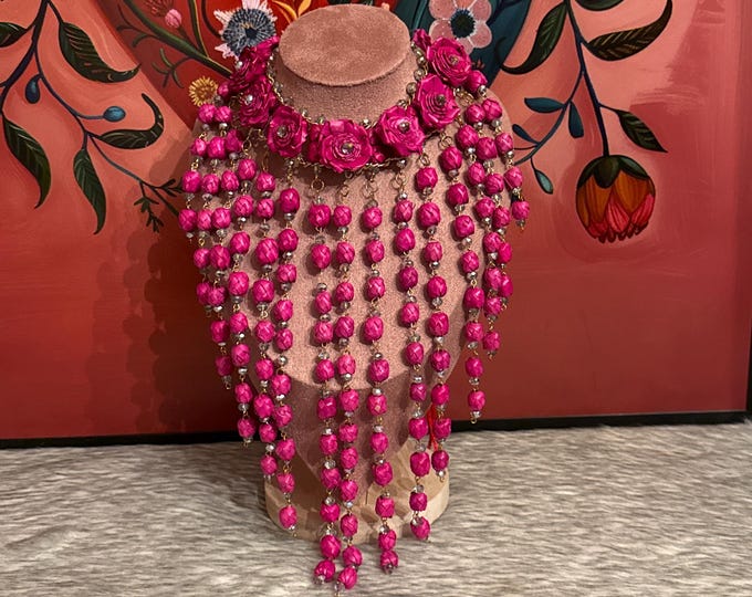 Necklace with flower and palm barrels with earrings