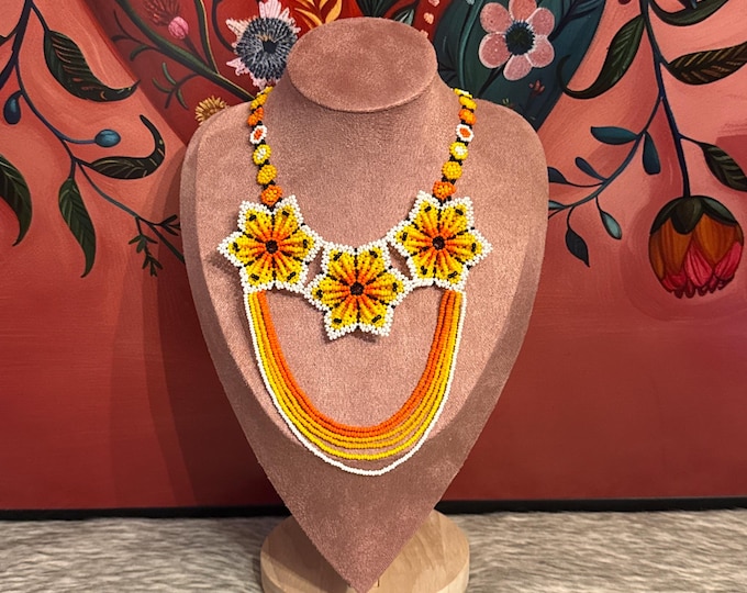 Necklace and earrings set with 3 flowers