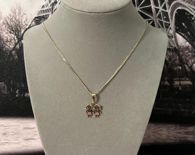 Chain with 2 girls pendant