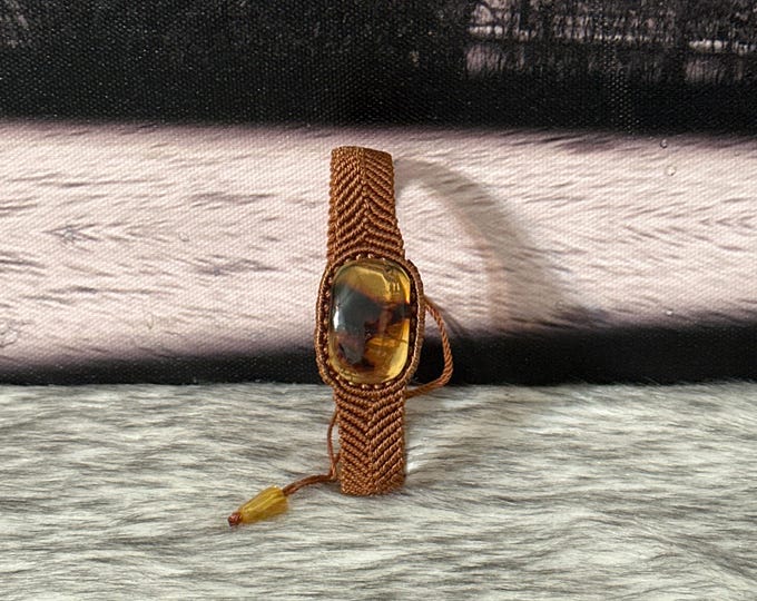 Macrame bracelet with amber