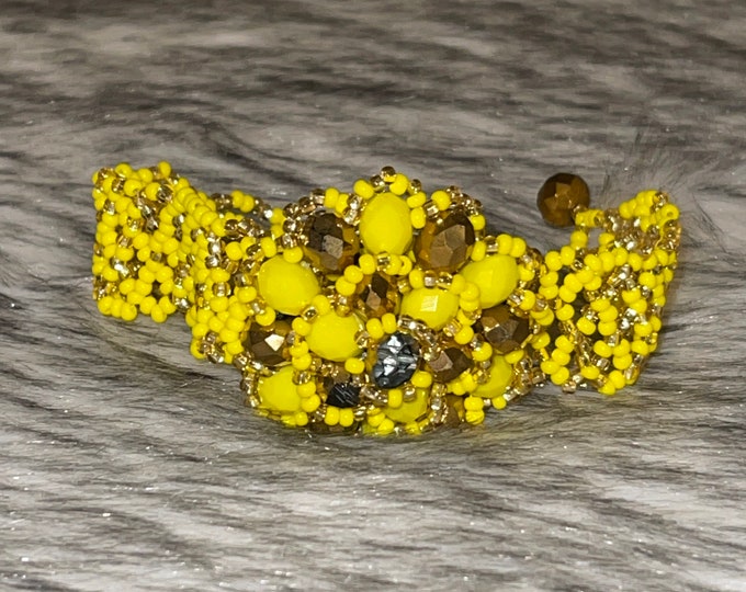 Flower button bracelet