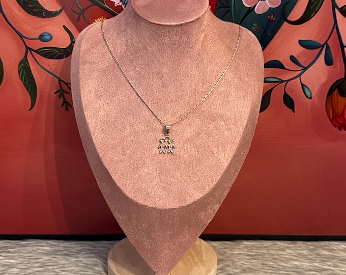 Necklace with pendant of 2 children