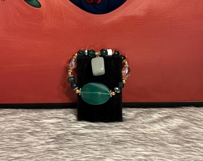 Bracelet made with natural agate and Czech crystals.