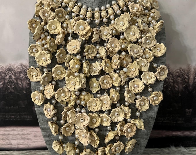 Maxi necklace of flowers and palm barrels with earrings