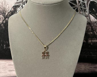 Chain with pendant of 2 children