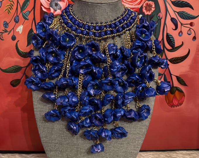 Necklace of flowers and palm barrels